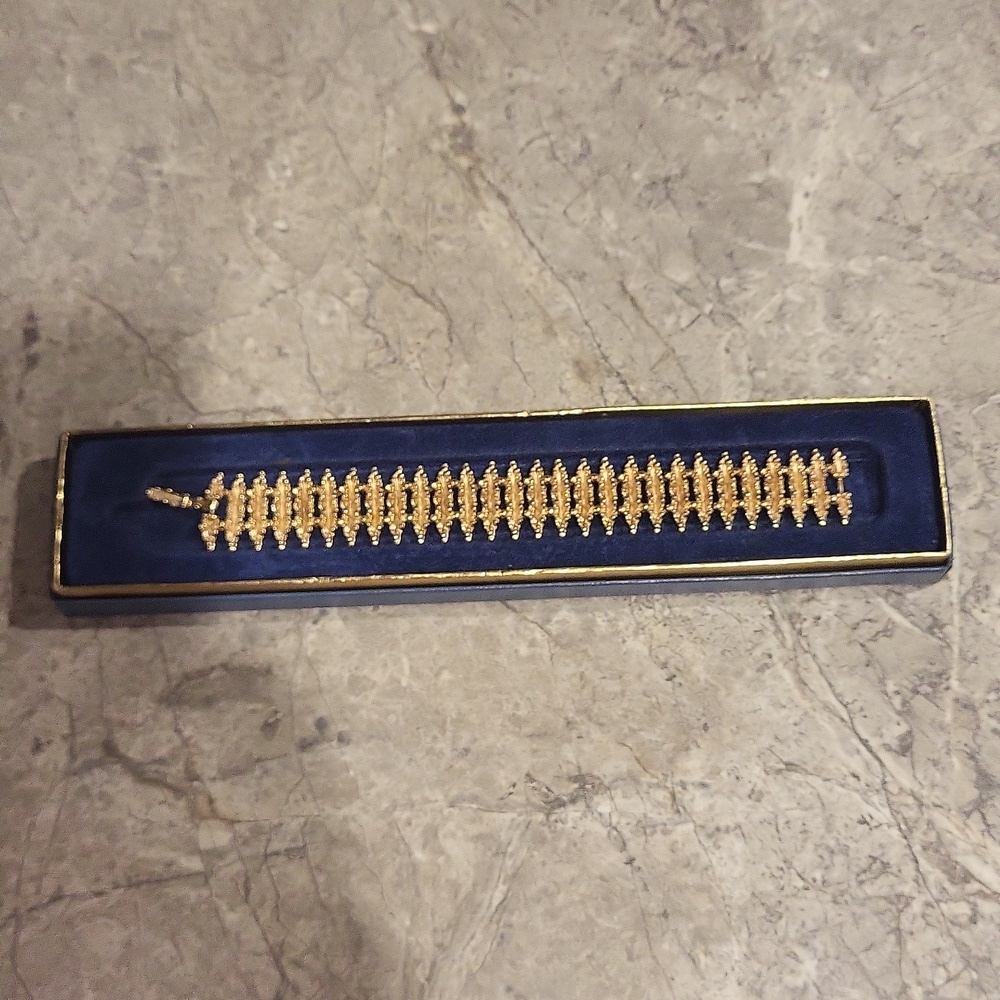 (J20) Gold Avon bracelet 7in